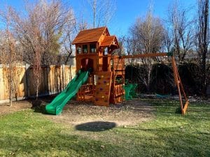 Read more about the article Maximizing Small Spaces: Compact Playset Options for Any Yard