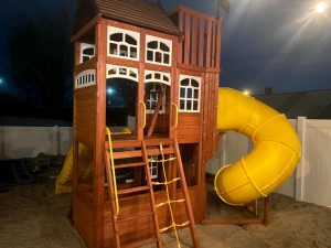 Read more about the article Choosing Playset Materials: Cedar, Redwood, or Vinyl?