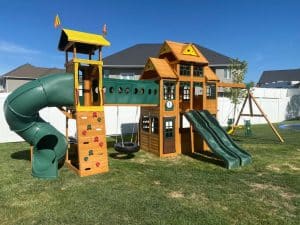 Read more about the article Wooden Playsets vs. Plastic Playsets: Which Is Right for You?